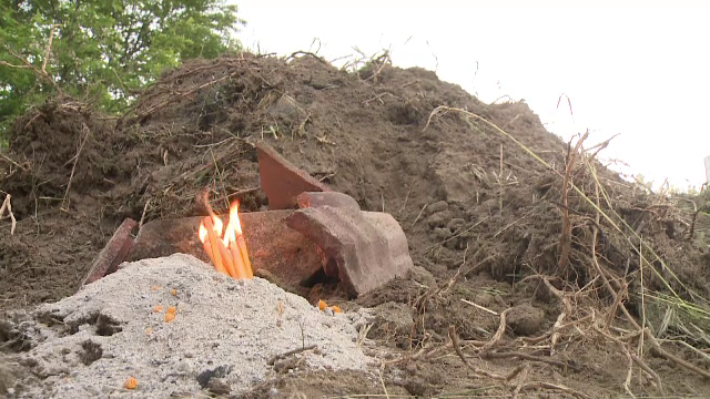 dolj, batrani, inmormantare, buldoexcavator, primarie, sicriu,