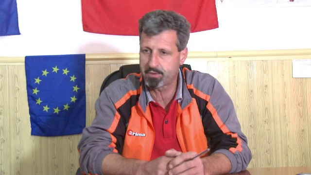 dolj, batrani, inmormantare, buldoexcavator, primarie, sicriu,