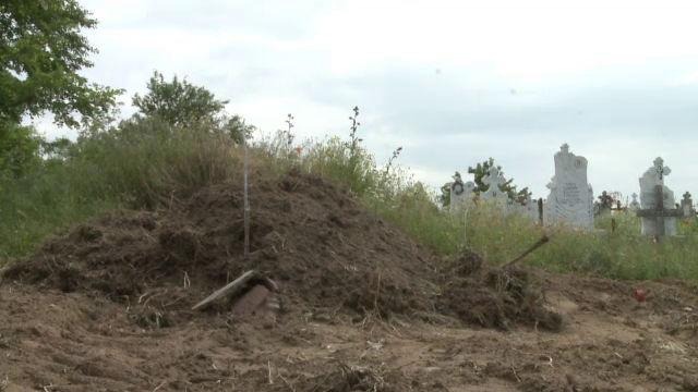 dolj, batrani, inmormantare, buldoexcavator, primarie, sicriu,