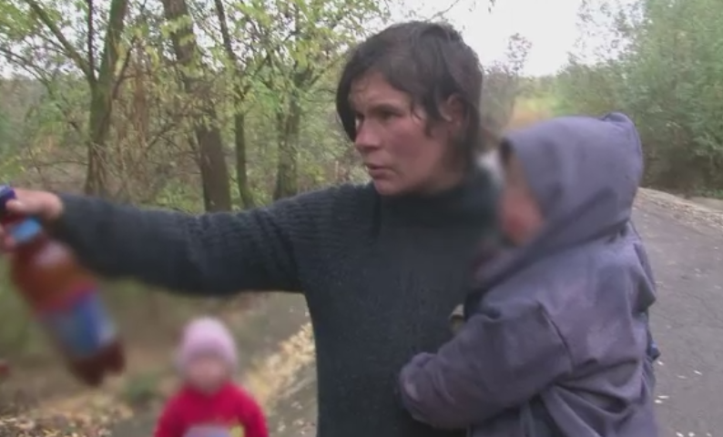 Chinurile la care sunt condamnati copiii de catre mamele care beau in timpul sarcinii. Situatie dramatica in satele romanesti