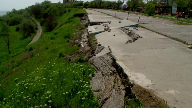La doi ani dupa ce a fost refacuta, faleza din Eforie Sud sta sa se prabuseasca din nou. Pe cine da vina primarul