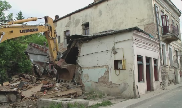 Demolare cu scandal in Iasi. Mai multe familii care traiau in mizerie, revoltate dupa evacuare