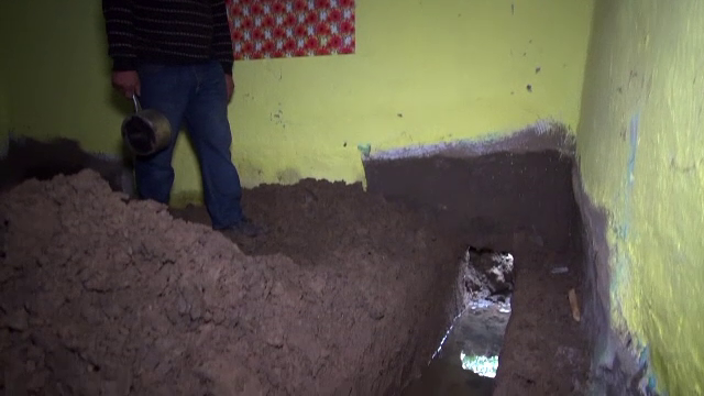 O familie din Bacau traieste un adevarat calvar. Ce a aparut sub casa lor: "Mi-e frica sa nu se scufunde"