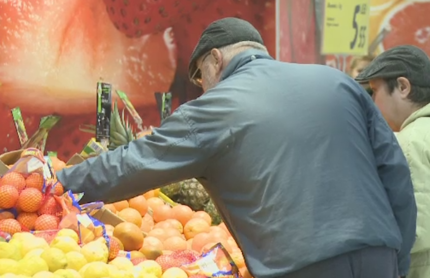 Profilul romanului care arunca cel mai des mancarea la gunoi. Cate kilograme de alimente sunt risipite de o familie anual