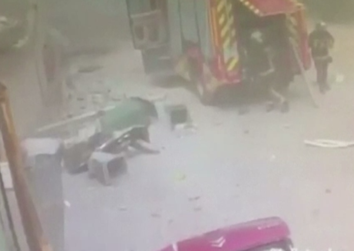 Imagini cu explozia uriasa care a distrus o uzina chimica din Spania, saptamana trecuta. O romanca, ranita in incident