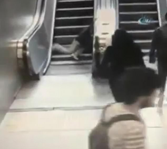 Scene infioratoare. Ce s-a intamplat cu un baiat care a ramas cu picioarele blocate intr-o scara rulanta. VIDEO