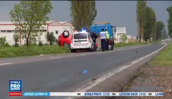 O femeie s-a rasturnat cu masina in care se aflau copiii ei de 3 si 9 ani. Aceasta a incercat sa evite un caine. VIDEO