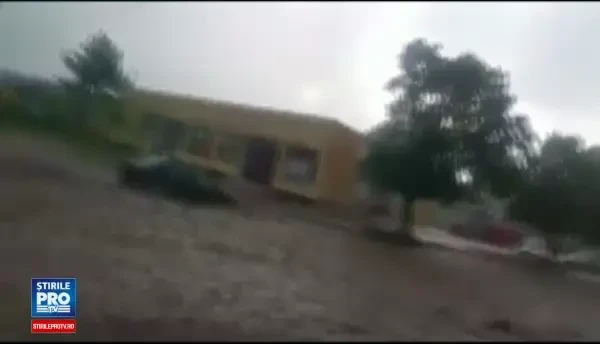 Fenomene extreme in Romania din cauza vremii rea. Masina luata de ape in Tulcea, tornada in Constanta