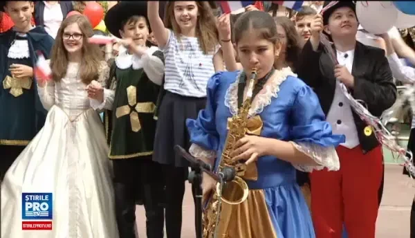 9 mai a oferit triplu prilej de sarbatoare pentru romani. Ce au pregatit elevii Colegiului