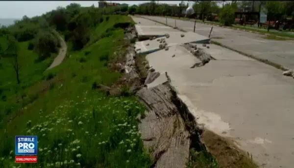 La doi ani dupa ce a fost refacuta, faleza din Eforie Sud sta sa se prabuseasca din nou. Pe cine da vina primarul
