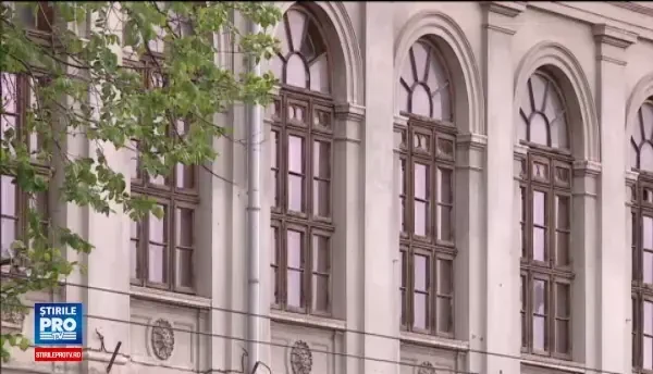 Protest al studentilor in Piata Universitatii fata de zgomotul de la concerte. Discutia dintre decanul de la Istorie si Firea