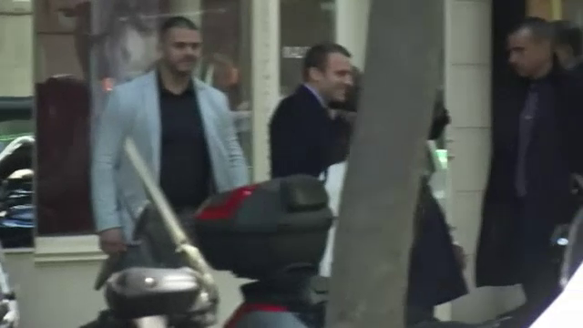 Noul presedinte al Frantei, Emmanuel Macron, s-a deplasat cu paza si coloana oficiala la frizer. Cum arata noua lui tunsoare