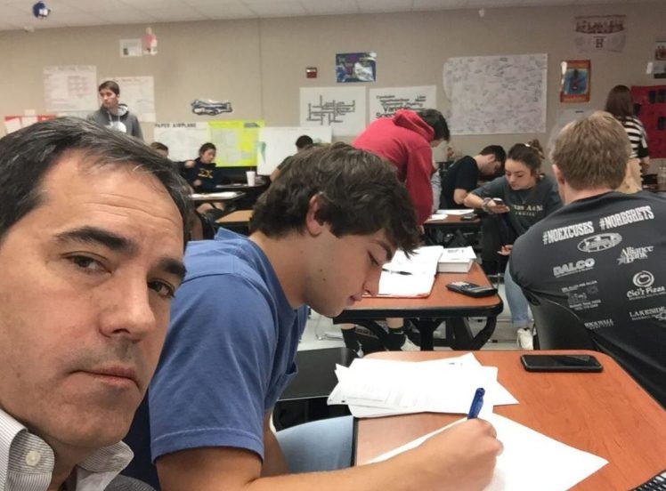 Cum si-a pedepsit un tata copilul neatent la ore?