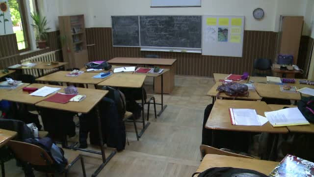 Invatatoarea si directoarele de la o scoala din Galati, amendate pentru ca au umilit si izolat o fetita cu dizabilitati