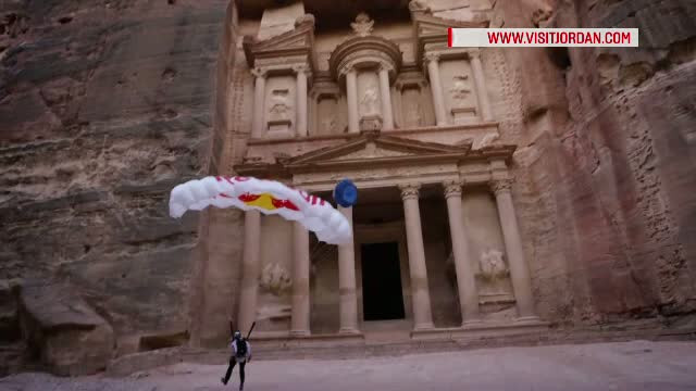 15 secunde! Atat a durat un salt spectaculos cu parasuta in fabuloasa cetate iordaniana de la Petra