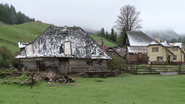 Cu trei saptamani inainte de inceputul verii, la munte este iarna. Locuitorii din Brasov s-au trezit cu zapada pe case