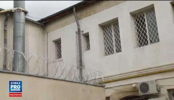 Barbatul care si-a ucis fiica vitrega, care ar fi avut o relatie cu el, s-a sinucis in celula