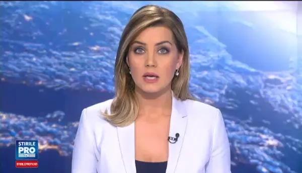 Momentul in care o duba este izbita in plin de o masina, intr-o intersectie din Neamt. Imaginile va pot afecta emotional