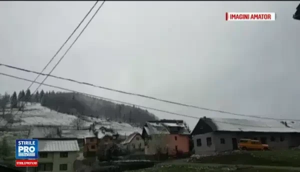 Cu trei saptamani inainte de inceputul verii, la munte este iarna. Locuitorii din Brasov s-au trezit cu zapada pe case
