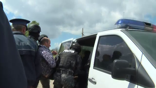 Perchezitii la indivizi care se dadeau procurori si cereau bani de la batrani sub pretextul ca sunt falsi. Ce suma au strans