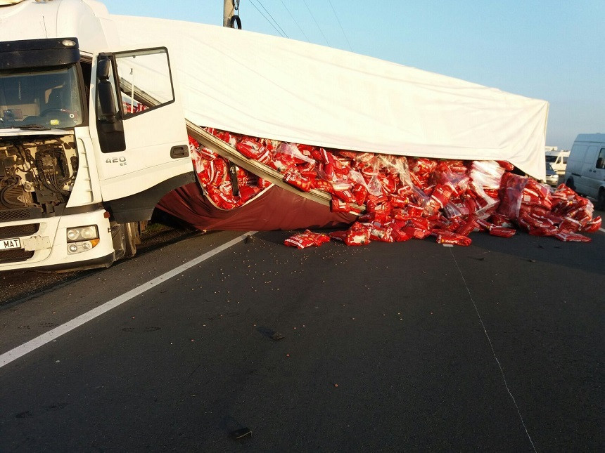 Trafic ingreunat pe DN1, intre Ploiesti si Brasov, din cauza unui TIR rasturnat pe sosea. Ce transporta autotrenul