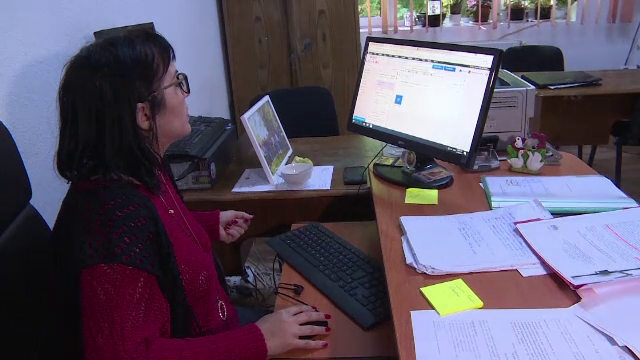 Situatie uluitoare la scolile din Gorj. 300 de angajati primesc spor de conditii "vatamatoare", pentru ca se uita in monitor