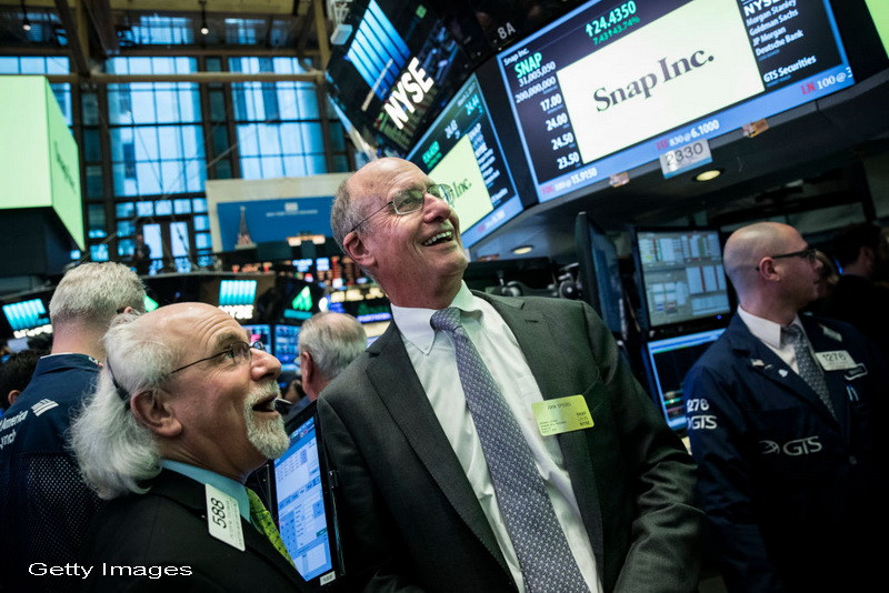 Acțiunile Intel sunt picaj liber trăgând în jos acțiunile globale de cipuri. Compania anunță acțiuni în scădere cu 28%