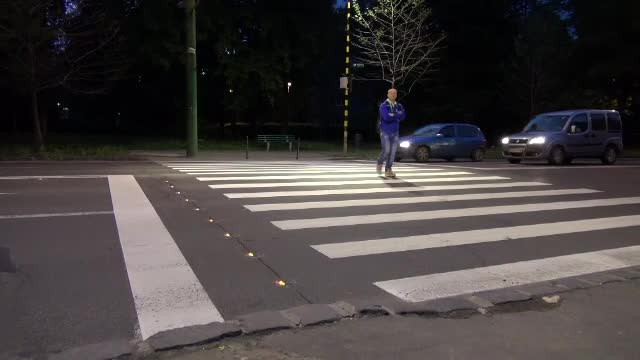 Cea mai moderna trecere de pietoni din Romania, inaugurata. Localnicii spun ca acum au curaj sa treaca strada prin acel loc
