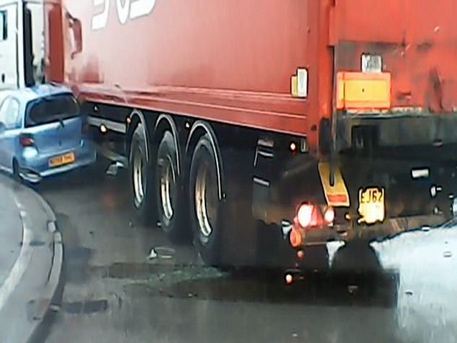Un sofer de camion din Marea Britanie a acrosat un vehicul care acorda prioritate. Cum s-a intamplat intreaga scena. VIDEO