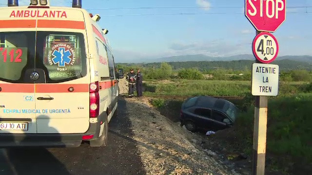 Un sofer din Gorj a supravietuit miraculos dupa ce a traversat o cale ferata fara sa se asigure
