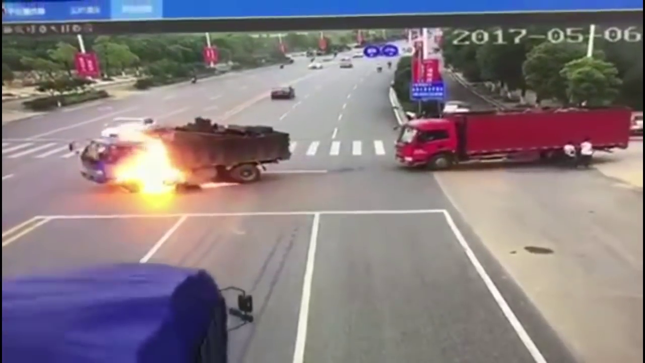 O motocicleta a explodat dupa ce s-a izbit de un camion in China. Ce s-a intamplat cu motociclistul. VIDEO