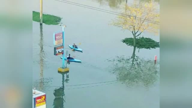 Inundatiile masive din provincia canadiana Quebec i-au inspirat pe locuitori sa gaseasca mijloace alternative de transport