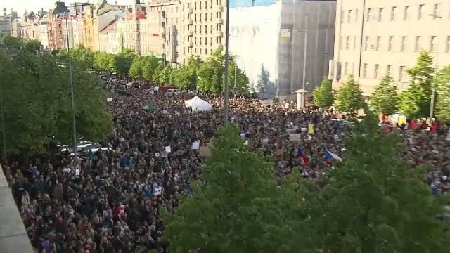 Zeci de mii de cehi au iesit pe strazile din Praga. Oamenii au cerut demisia ministrului de Finante, suspectat de frauda