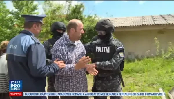 Scandal cu politia si buldozerul la poarta, din cauza unei demolari. O familie a ramas sub cerul liber