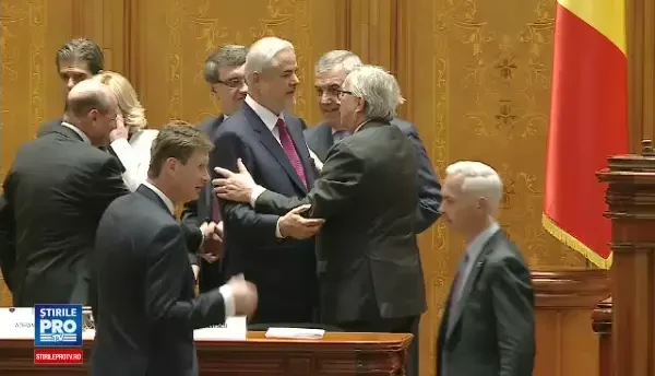 Jean Claude Juncker l-a pupat pe frunte pe Traian Basescu