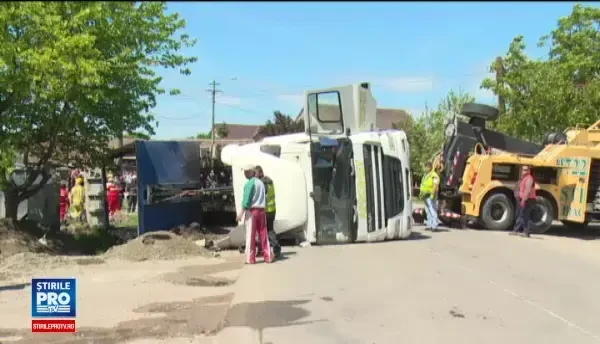 Filmul accidentului in care o bunica si nepoata ei si-au pierdut viata, dupa ce un camion cu pietris s-a rasturnat peste ele