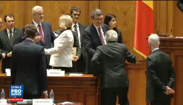 Presedintele Comisiei Europene, discurs in Parlamentul Romaniei. Jean Claude Juncker l-a pupat pe frunte pe Traian Basescu