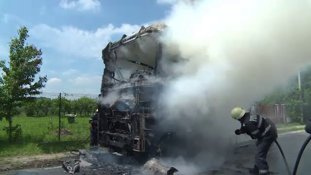 Cabina unui TIR a luat foc, in mers, la Targu-Jiu. Portierele s-au blocat, iar soferul a fost nevoit sa sara pe geam