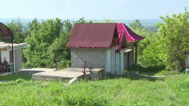 In loc sa le ingroape, romii din Pistesti isi tin rudele moarte in cavouri cu termopane. "Nici in jungla nu exista asa ceva"