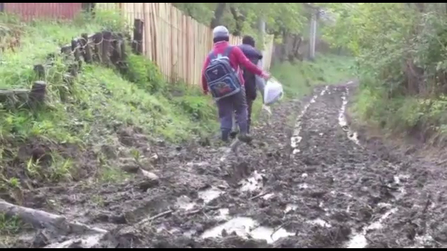 Elevii din Dambovita, nevoiti sa treaca testul noroiului inainte de a ajunge la scoala. De ce n-au microbuz scolar