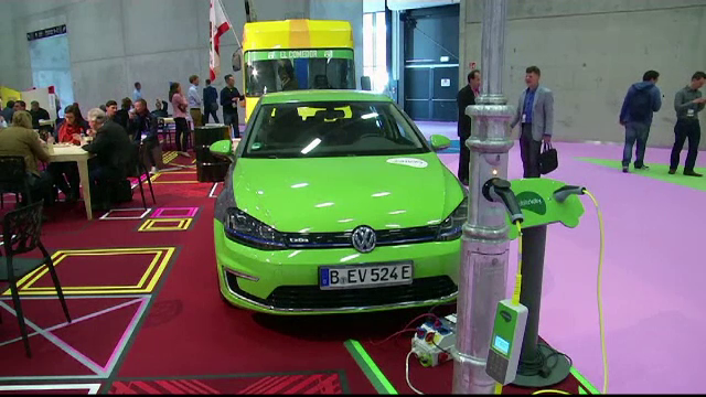 La un targ german, investitorii au venit sa sustina cele mai bune idei. Un stalp a fost transformat in statie de alimentare