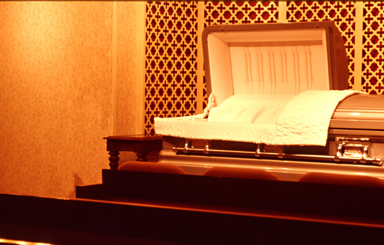 Batran mort de 5 zile, investigat medical in sicriu de medici. Rudele au anuntat la 112 ca barbatul misca si respira