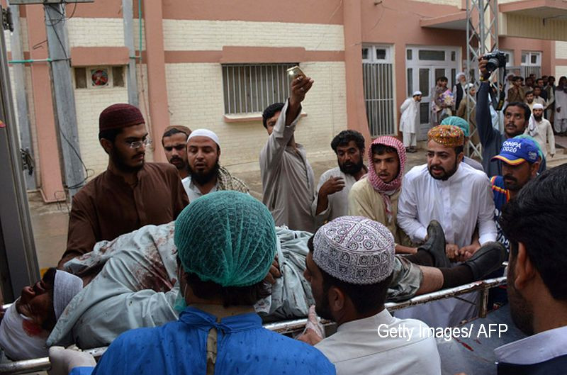 25 de persoane au murit, in urma unei explozii care a lovit un convoi al vicepresedintelui Senatului din Pakistan