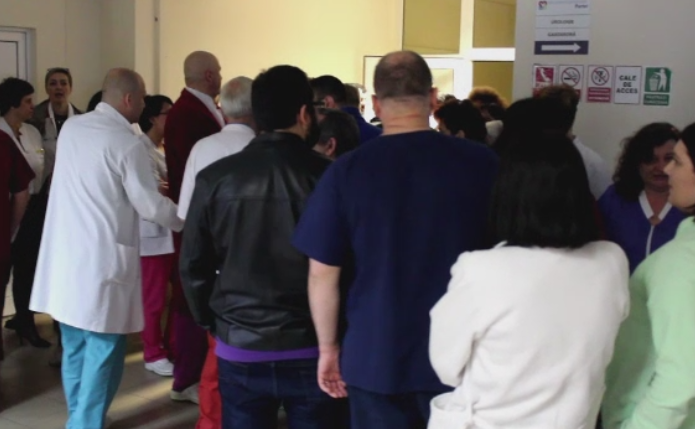 150 de medici si asistente de la Spitalul din Satu Mare, protest in curte. Acestia acuza conducerea de lipsa medicamentelor