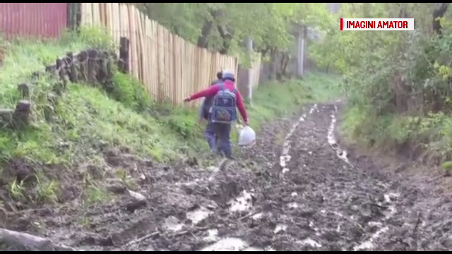 Mersul la scoala, un pericol. Planul Ministrului Educatiei pentru elevii de la tara care se chinuie zilnic sa ajunga la ore