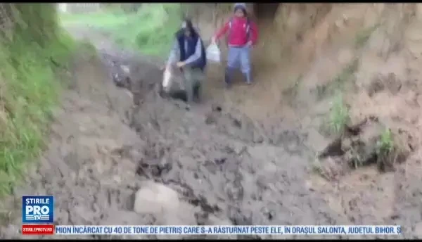 Elevii din Dambovita, nevoiti sa treaca testul noroiului inainte de a ajunge la scoala. De ce n-au microbuz scolar