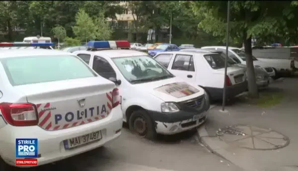 Primariile din Capitala vaneaza masini de politie abandonate in spatiul public. Agentii care nu respecta legea, amendati