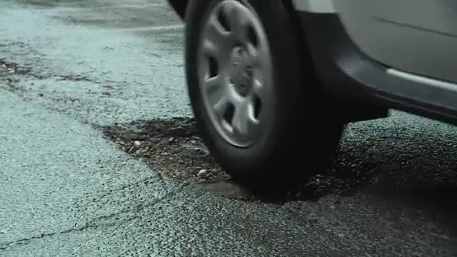Dupa o primavara capricioasa, Bucurestiul este din nou plin de gropi. Pe unele strazi se circula mai rau ca pe camp