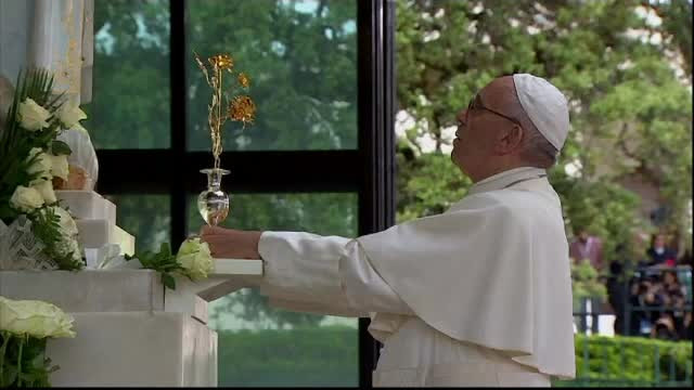 Papa Francisc i-a canonizat pe doi dintre copiii vizionari de la Fatima in prezenta a sute de mii de credinciosi