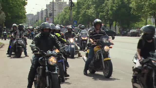 Aproape 300 de motociclisti romani au pornit in cel mai lung mars al impatimitilor pe doua roti: "Vrem respect in trafic!"